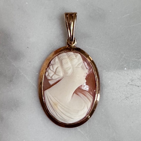 Signed BDA Vintage 10K Yellow Gold Craved Shell Cameo...